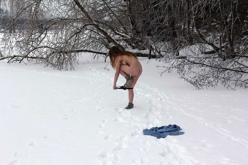 naakte vrouw in de sneeuw 18